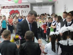 Поздравление первоклассников председателем СПК Минеева Ю.В.